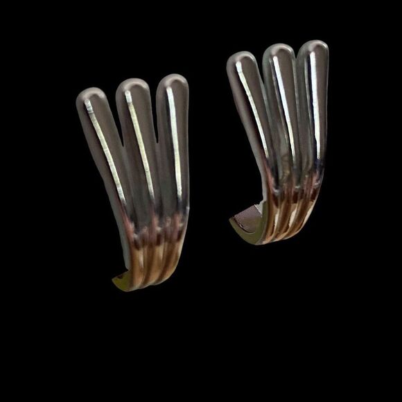 Vintage 1980 Avon Clip Hoop Earrings Gentle Contour Silver Tone with Box NEW - Picture 2 of 6